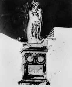 1976<br>' Monumento '<br>smalto, pittura industriale, smalto alla anilina, negativo fotografico emulsionato su tela<br>cm 100x80