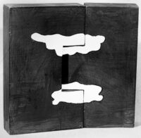 1967 maggio<br>Piccolo cielo meccanico<br>Smalto industriale per l'edilizia su scultura in legno<br>cm 25x26x4,5