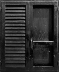 1972<br>Persiana nera, dedicata a Tano Festa<br>smalto industriale, anta di persiana, anta con maniglia, cardini, telaio di legno su tavola<br>cm 100x80