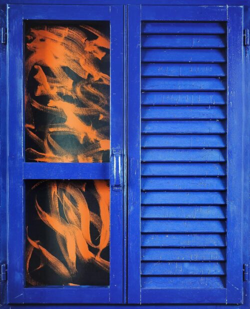 1985<br>smalto industriale, tempera, anta di persiana, anta con maniglia, cardini, telaio di legno su tavola<br> cm 100x80x4,5